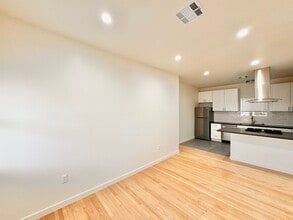 Building Photo - 515-518 3/4 N Mariposa Ave