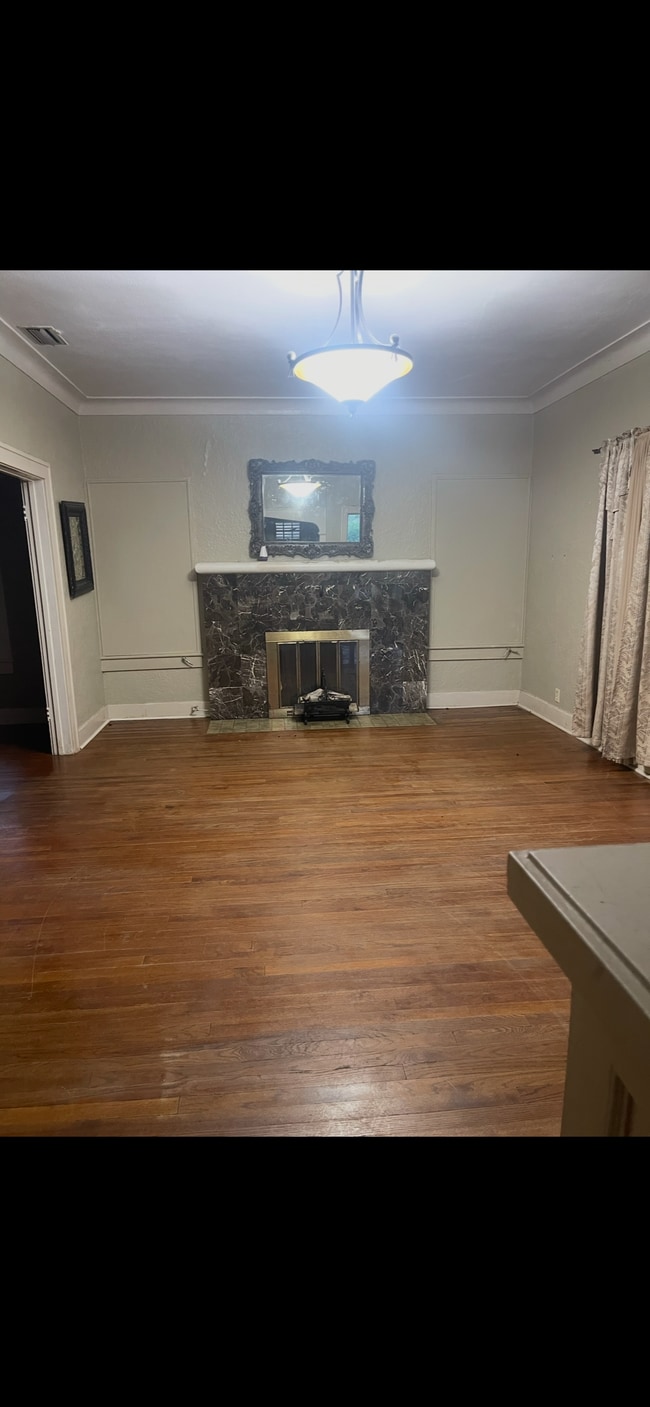 Building Photo - 208 E Ligustrum Blvd