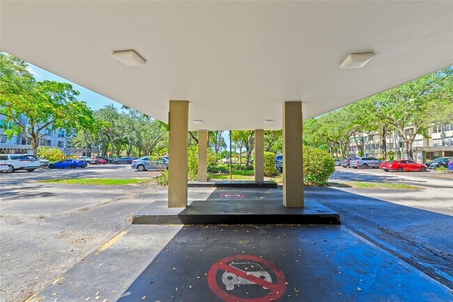 Foto del edificio - 6600 Cypress Rd