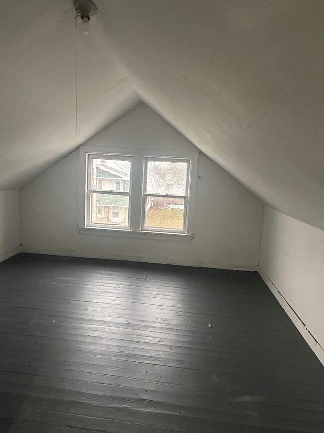Building Photo - Cleveland East Side Single Cash Pay/Section 8