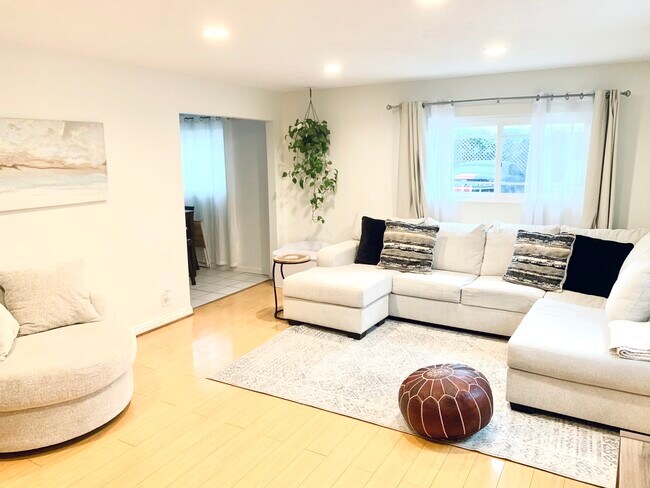Living room. Unit comes unfurnished - 2108 Hauser Blvd