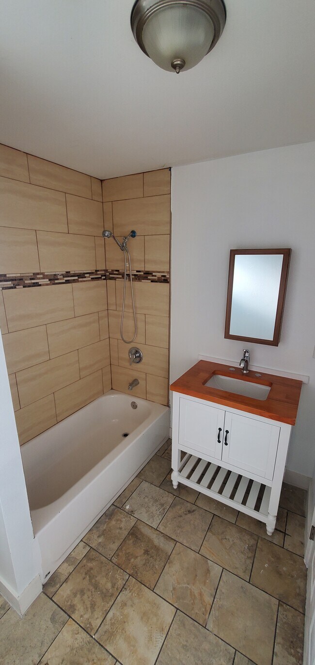 Fotografía del edificio - 956 E 55th St