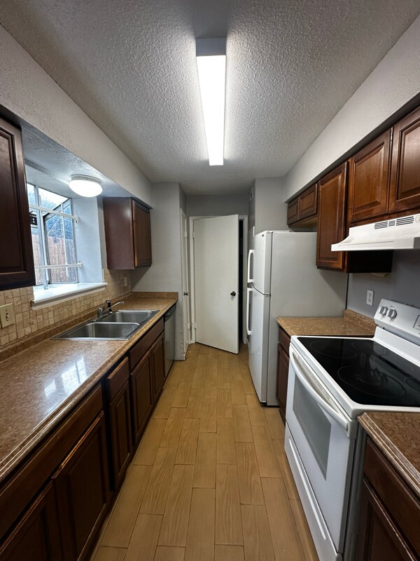 Foto del edificio - 9797 Leawood Blvd