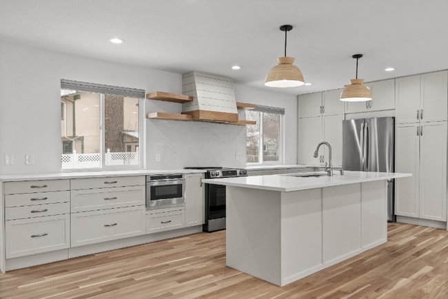 Building Photo - 2967 Lakeshore Dr