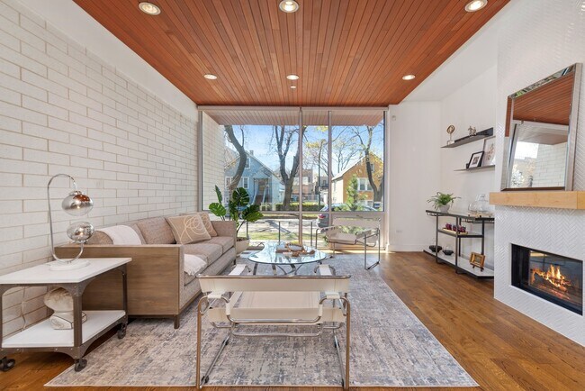 Foto del edificio - 1831 N Marshfield Ave