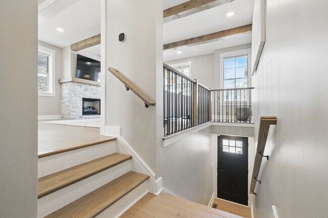 Foto del edificio - Luxurious, Fully Furnished Townhome       ...