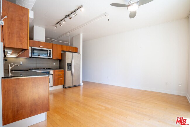 Building Photo - 645 W 9th St