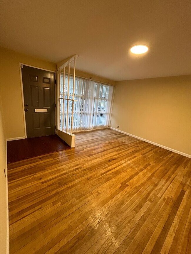 Building Photo - Charming 3-Bedroom Home with Fenced Backya...
