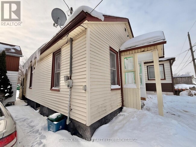 Building Photo - 4850 Huron St