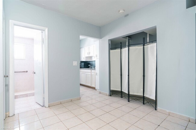 Building Photo - Studio, 1 bath Condo - 542 Euclid Avenue 5
