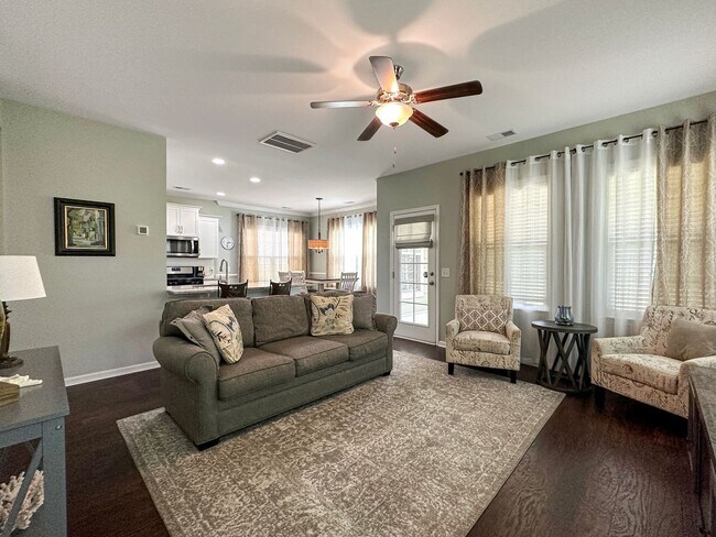 Building Photo - Fully Furnished 3 Bedroom, 2.5 Bathroom Ho...