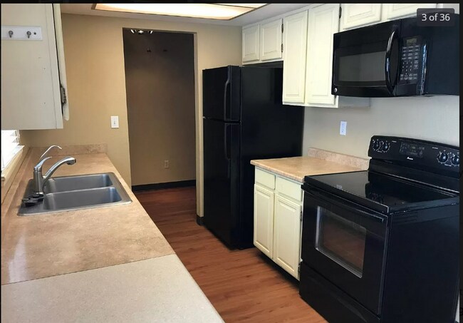 Foto del edificio - Spacious 5 bed 2 bath Home with TONS of St...