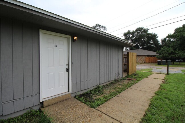Foto del edificio - Spacious Northeast Pensacola Apartment Featuring 2 Bedrooms, 2 Bathrooms, Inside Laundry, and Pet...