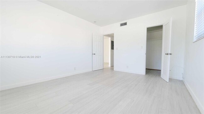 Building Photo - 930 N 14th Ct