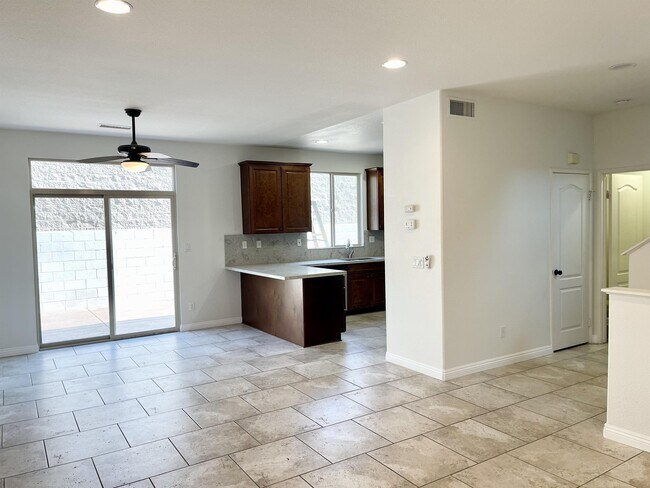 Building Photo - 462 Birchwood Ln
