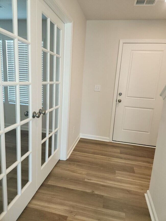 Foto del edificio - Beautiful 4 Bedroom 2.5 Bath with office space