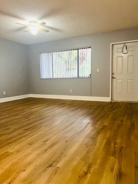 Foto del edificio - 1535 Meadows Cir W
