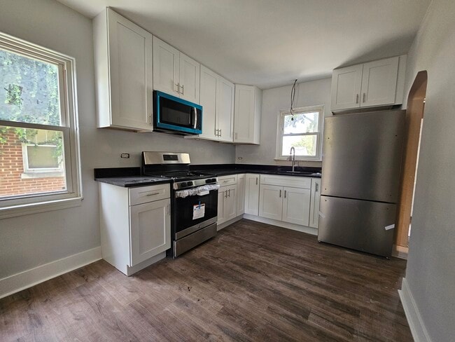 Building Photo - 512 W 49th Ave