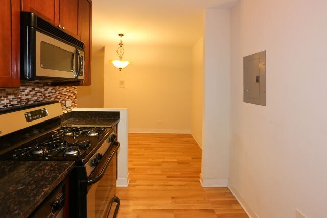 Building Photo - 628 W Wrightwood Ave