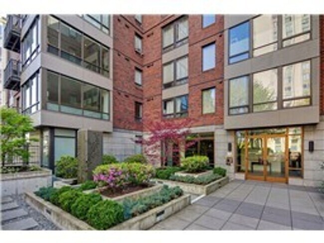 Foto del edificio - 1 bd 1 bath close to UW.  Water/Sewer/Garbage/Parking/Storage included