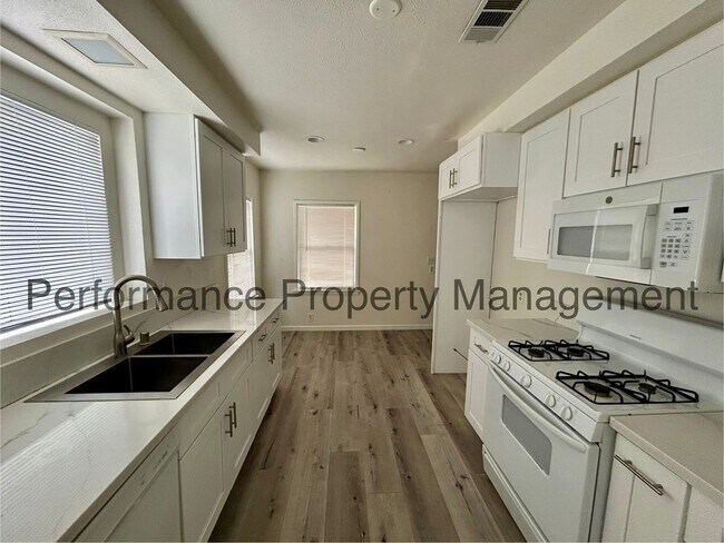 Foto del edificio - Charming 3 Bed/2 Bath NE Bakersfield Home w/ RBP & $0 Deposit Option