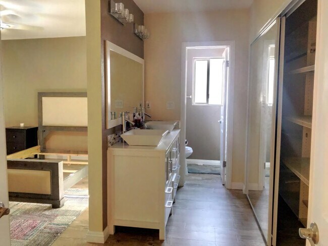 Foto del edificio - Beautifully updated house in Burbank Blvd ...