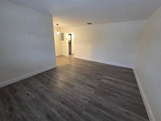 Foto del edificio - 1810 NE 56th St