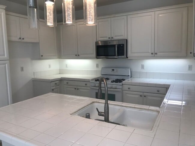 Foto del edificio - Gated Community & Ready for you to call this beauty Home!