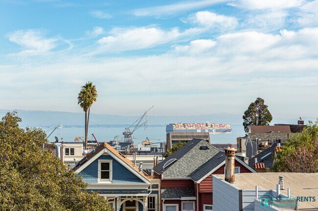 Foto del edificio - Potrero Hill: Remodeled Top Floor with City Views, Bonus Room & 2 Car Parking