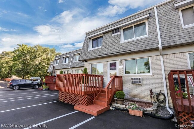 Building Photo - 2 Bed townhouse with Gas and water included!