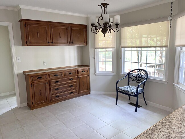 Building Photo - 404 Pinecrest Dr