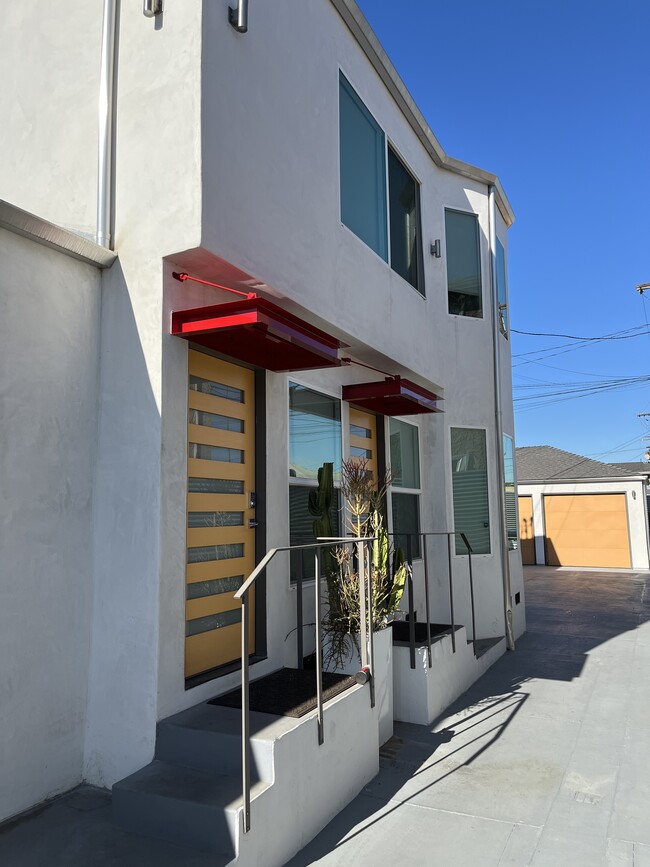 Entry apartments - 4415 Exposition Blvd