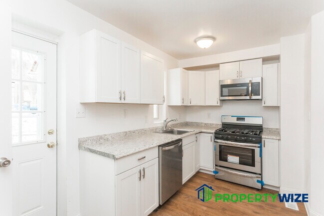 Building Photo - 2702 Woodview Rd