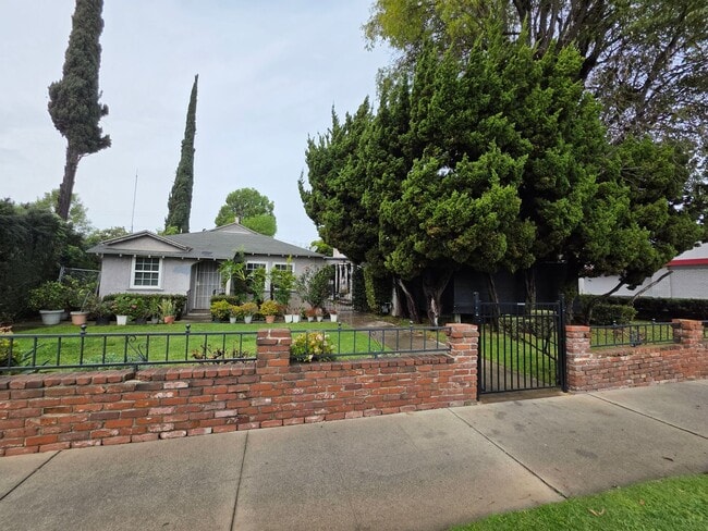 Foto del edificio - Stunning 2-bedroom 2nd floor apartment with garage parking!