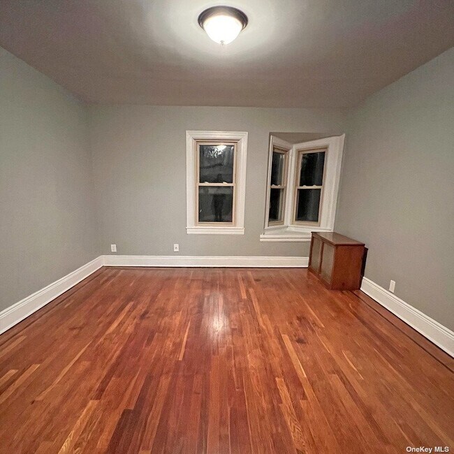 Foto del edificio - 215-29 Murdock Ave