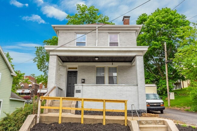 Building Photo - SCORE 1ST MONTH'S RENT FREE IF SIGNED BY JULY 31! Spectacular 3 bedroom home in Carrick available...