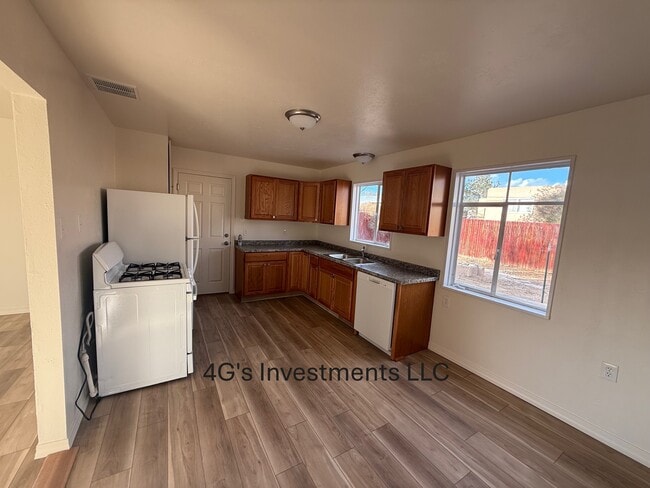 Foto del edificio - 3302 E Edgecliff Dr