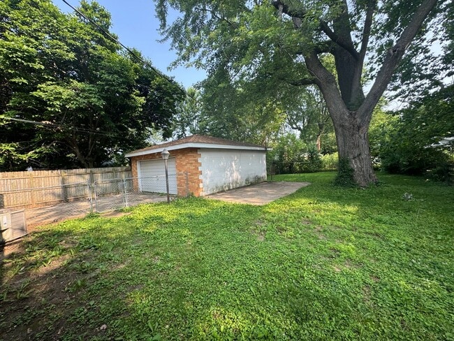 Building Photo - JEROME’S  3 Bed/1.5 Bath JEWEL IS READY FO...