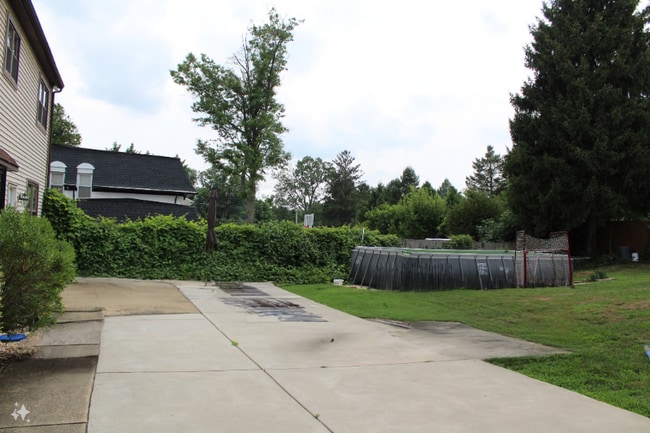 Foto del edificio - 14 Lawson Dr