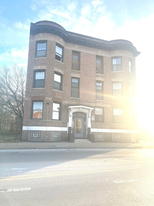 Building Photo - 139 W Marquette Rd