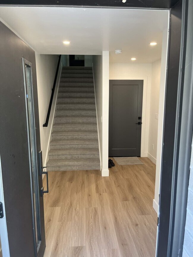 Foto del edificio - 529 Warnock Ave S