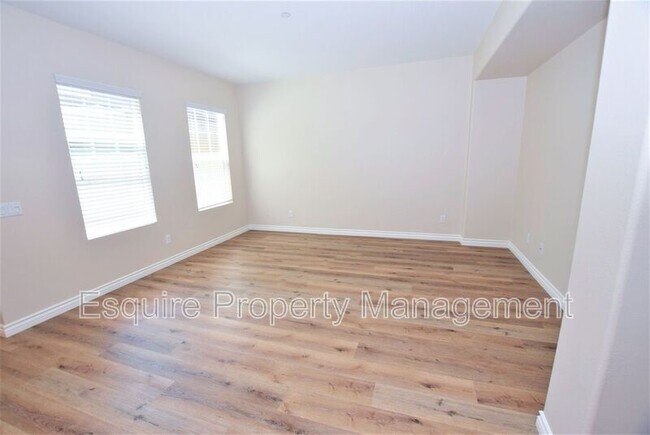 Foto del edificio - 363 Feather River Pl