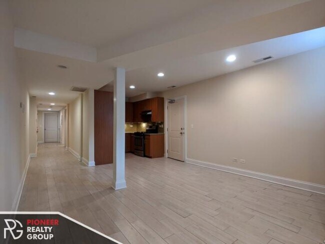 Building Photo - 2 bedroom in CHICAGO IL 60613