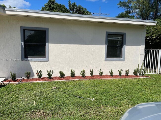 Building Photo - 565 NW 129th St