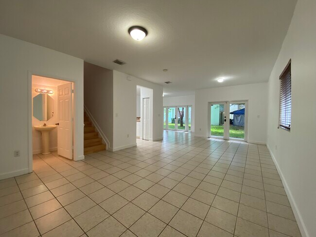 Foto del edificio - 385 NE 33rd Ter