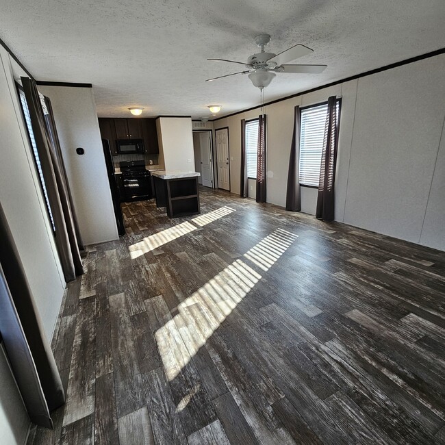 Building Photo - 3-bedroom, 2-bathroom, 960 square feet of ...