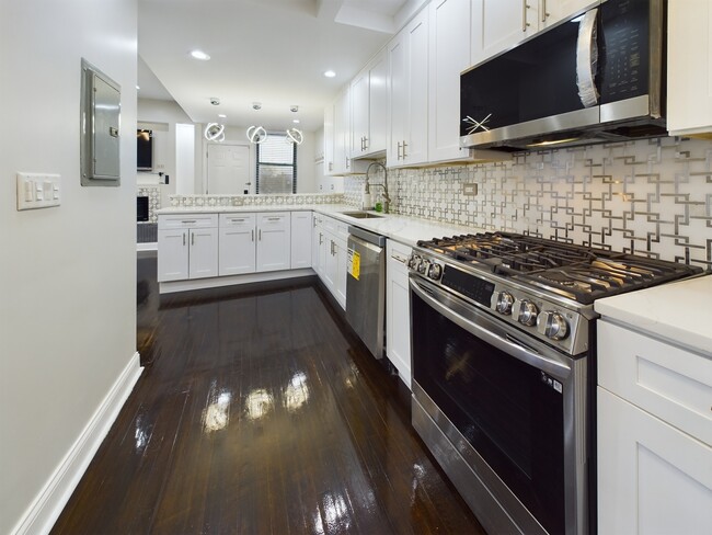 Building Photo - 5005 S Prairie Ave