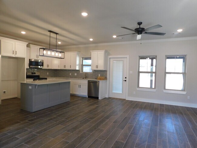 Building Photo - Executive Home for Lease Near Arkansas Col...