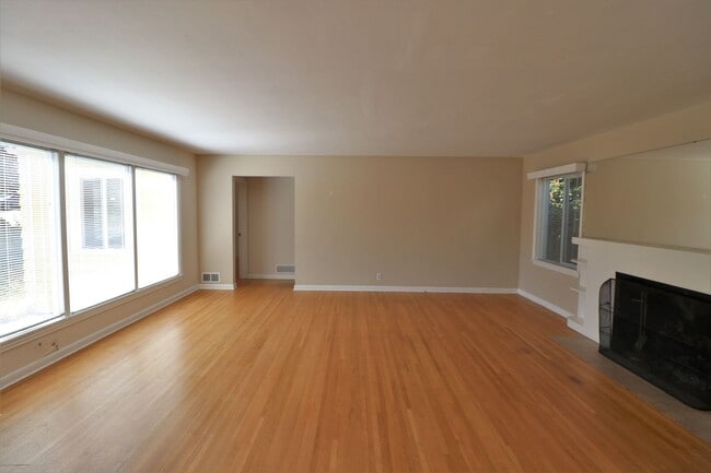 Foto del edificio - 2 Bedroom 1 Bathroom House in Wedgwood!