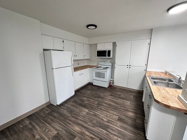 Foto del edificio - Spacious 2 PLUS Bedroom 1 Bath Duplex in T...